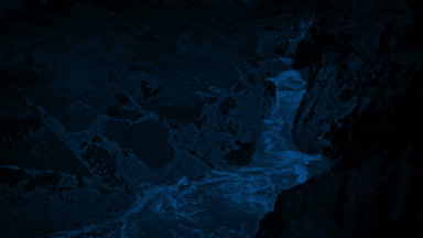 Gece taşlara boşluğa kadar dalgalar deniz seviyesi