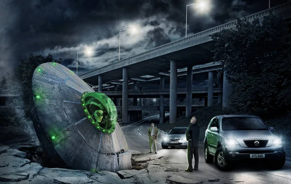 UFO yol gürültüyle çarpmak ile insanlar arıyorum