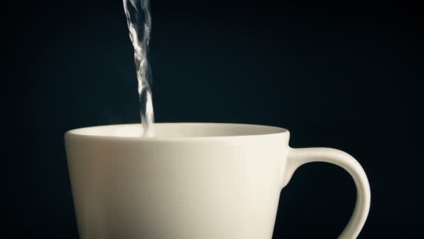Heißgetränk Mit Kochendem Wasser Tasse Gießen — Stockvideo