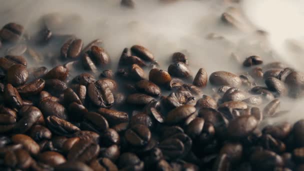 Rauch Wabert Über Gerösteten Kaffeebohnen — Stockvideo