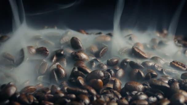 Geröstete Kaffeebohnen Dampfen Langsam — Stockvideo