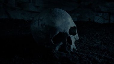 Karanlıktaki Eski Binanın Zemininde Kurukafa