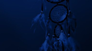 Rüya Avcısı Geceleri Rüzgarda Hareket Ediyor