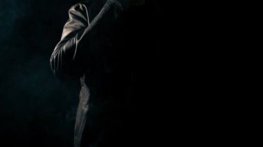 Karanlıkta Sigara İçen İsimsiz Adam