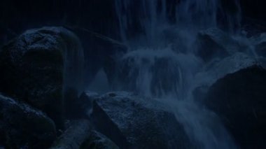 Akşamları Vahşi Rocky Şelalesi 'ni geçiyoruz.