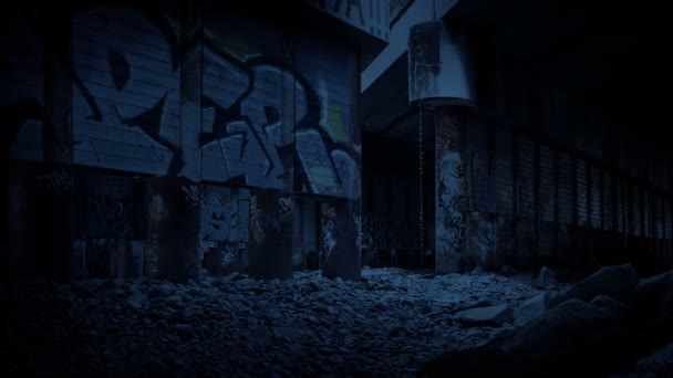 Pohyb starým průmyslovým prostorem s graffiti ve večerních hodinách