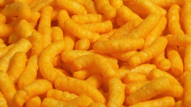 Bir Kase Cheese Puffs Chips Dönüyor — Stok video