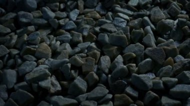 Yağmurdan sonra çakıl döşemesi