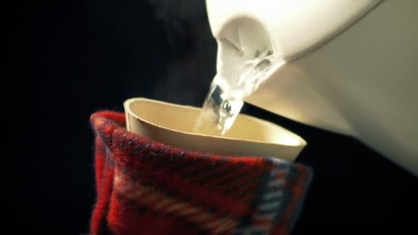 Çaydanlık Sıcak Dolduruyor Şişe Kapanışı — Stok video
