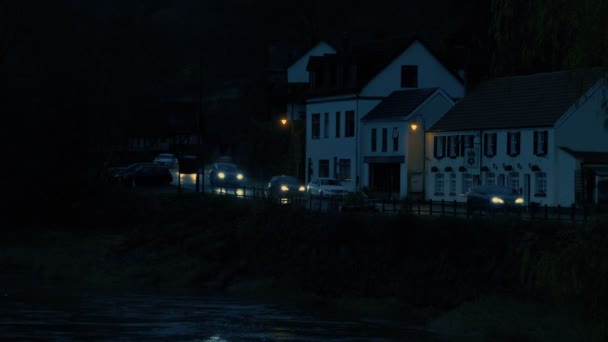 Arabalar Gece Nehir Kıyısında Köyden Geçer — Stok video