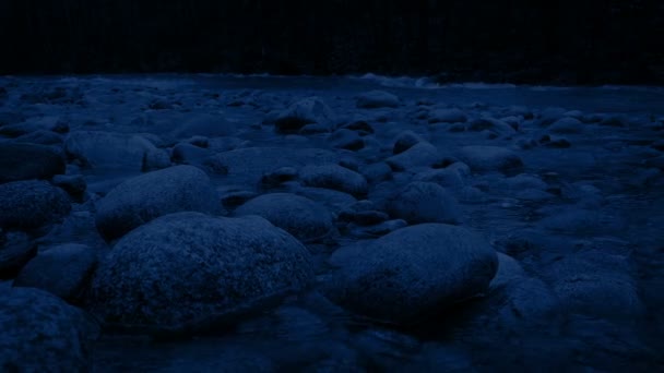 Nehir Kıyısı Karanlıkta Zemin Katında — Stok video