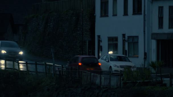 夕方に村を通過する車 — ストック動画