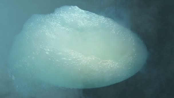 冒着浓烟的大锅泡泡和泡沫 — 图库视频影像