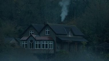 Kasvetli Sis Günü Ormandaki Ev