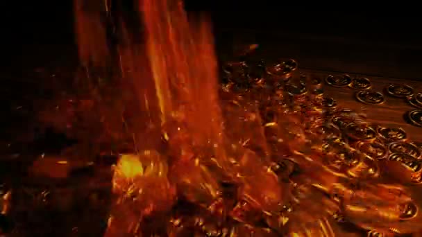 キャンドルライトでテーブルに注ぐ中世の金のコイン — ストック動画