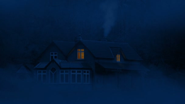 Maison effrayante dans les bois avec brume épaisse se déplaçant autour 