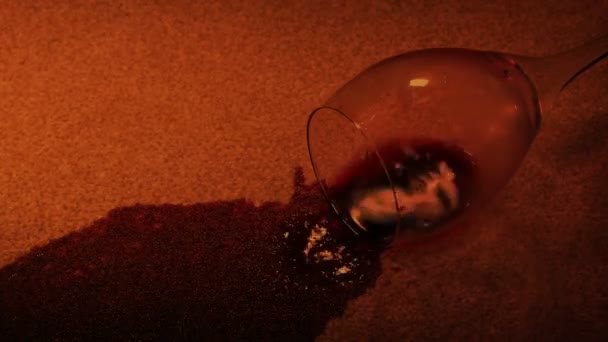 火の光でノックされたワイングラス — ストック動画