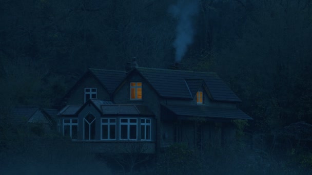 Ház Erdőben Füstölgő Kéménnyel Alkonyatkor — Stock videók