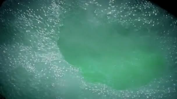煙と泡で緑の液体を沸かす — ストック動画