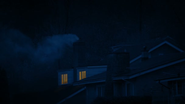 喫煙煙突と夜の家 — ストック動画