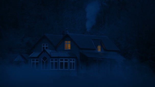 Haus Auf Dem Land Der Nacht Mit Rauch Aus Schornstein — Stockvideo