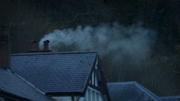 Casa Com Chaminé Fumar Noite Inverno — Vídeo de Stock