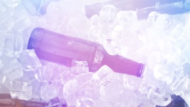 Bières dans les lumières de fête tournantes Tir aérien 