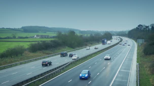 田舎の高速道路を通る多くの車 — ストック動画