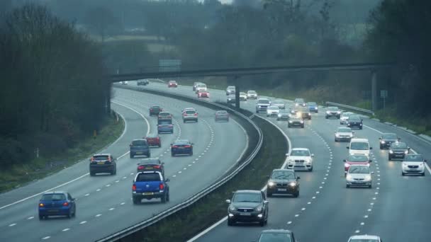 雲の日に多くの車とマルチレーンハイウェイ — ストック動画