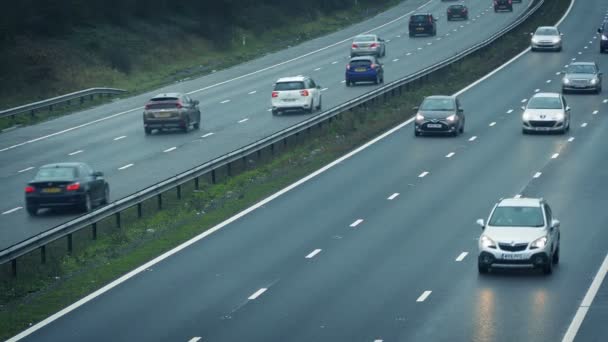 Autos Fahren Auf Autobahn Von Oben Vorbei — Stockvideo