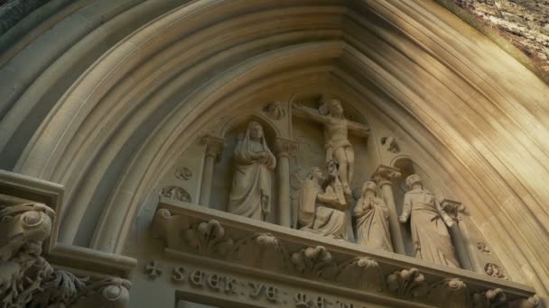 Sculpture Jésus Sur Croix Dessus Une Porte Église — Video