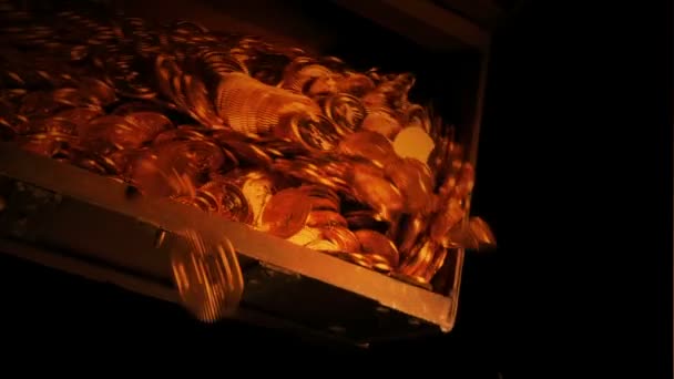 Moedas Ouro Derramadas Fora Peito Luz Fogo — Vídeo de Stock