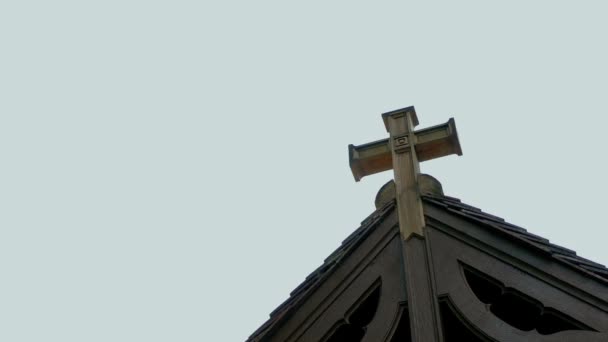 Bergerak Menuju Bangunan Gereja Kayu — Stok Video
