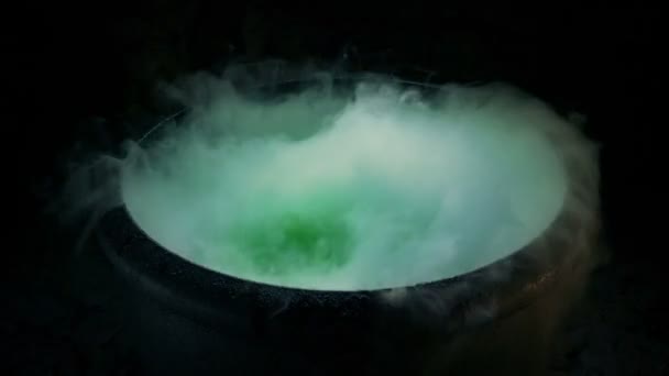 Swirling Smoke Bubbling Green Liquid Cauldron — Stock Video