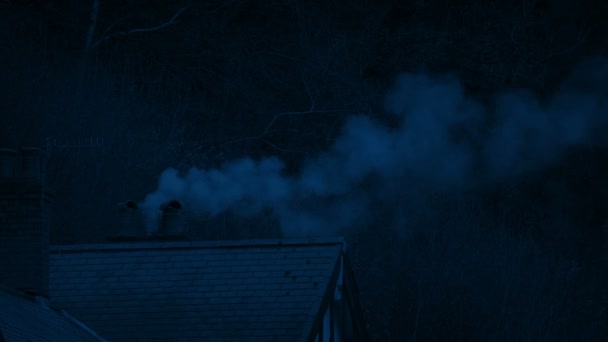 Κάπνισμα Καμινάδα Σπίτι Νύχτα — Αρχείο Βίντεο
