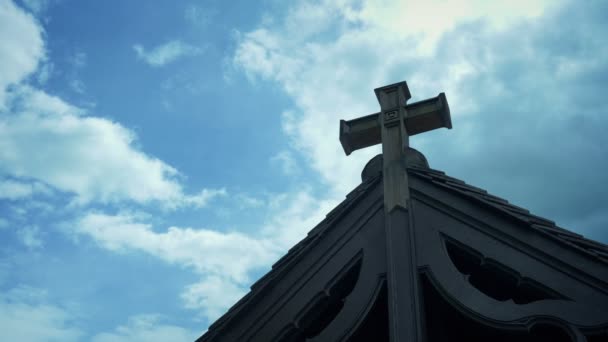 Détail traditionnel du bâtiment de l'église avec ciel dramatique 