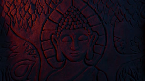 Buddha Pietra Intaglio Nella Luce Del Fuoco — Video Stock