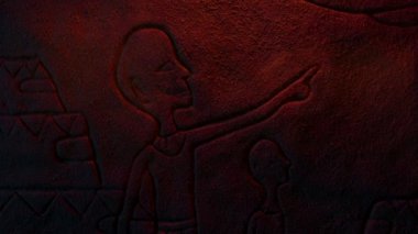 Antik İnsanlar Alev Işığında Kaya Oyuyorlar