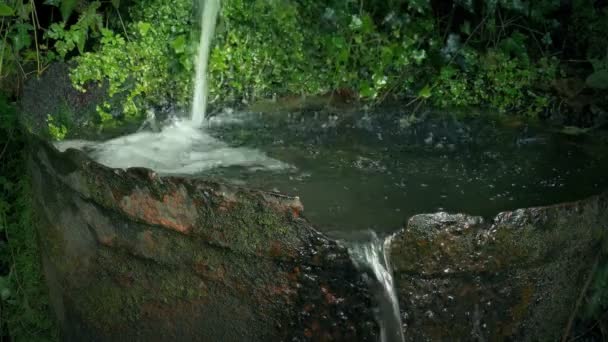 旧金属桶的腐蚀性水特征 — 图库视频影像