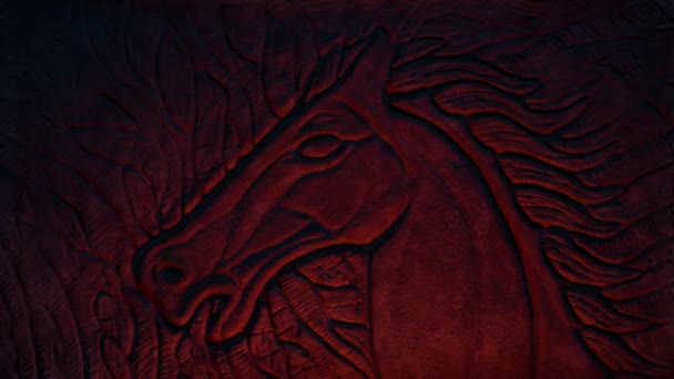 Pedra Cavalo Dramática Esculpindo Lit Fire — Vídeo de Stock