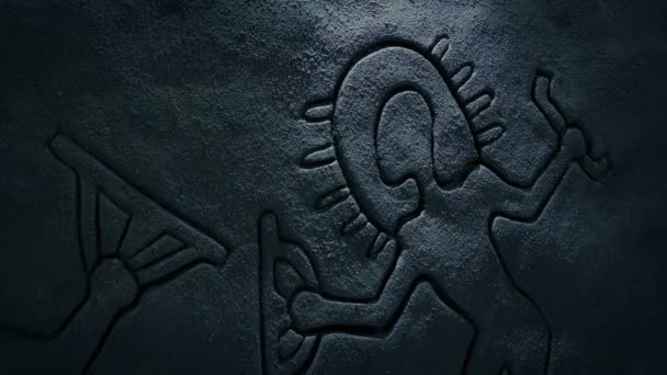闇の中の宇宙人の原始的な彫刻 — ストック動画