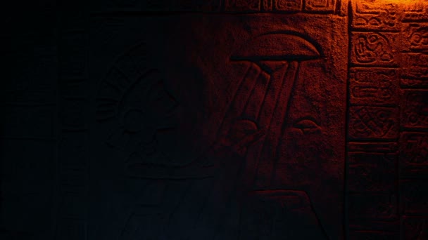 外星人和阿兹特克人在火光中的石头救济艺术 — 图库视频影像