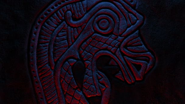 Gamla Nordiska Draken Rock Carving Uppslukad — Stockvideo
