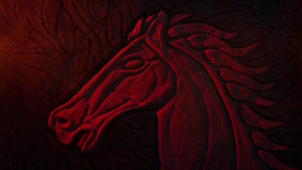 火の光で赤い馬の彫刻 — ストック動画