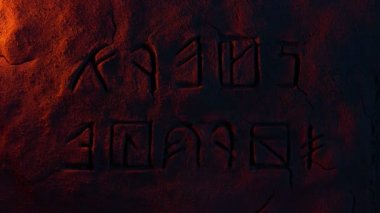 Mağara Duvarına Parlayan Rune Oyması Fantezi Sahnesi