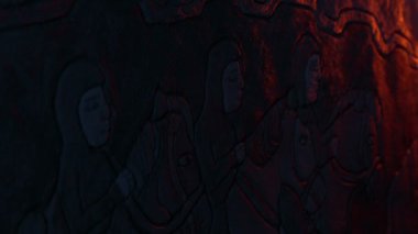 Ortaçağ sanat eserleri atlara binen adamlarla şömine ışığında.