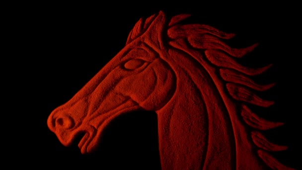 Rood Paard Snijden Zwart Vuur Gloeien — Stockvideo