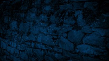 Gecenin geç saatlerinde Eski Taş Duvarı geçiyoruz.