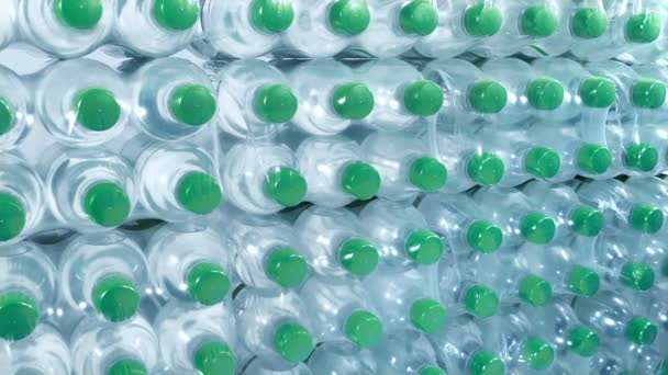 Производство Промышленных Напитков Бесчисленными Бутылками Воды — стоковое видео