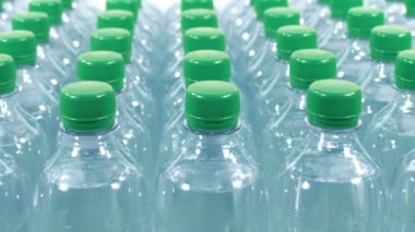 Seri Üretim Suyu Şişe Kaydırma Çekimi